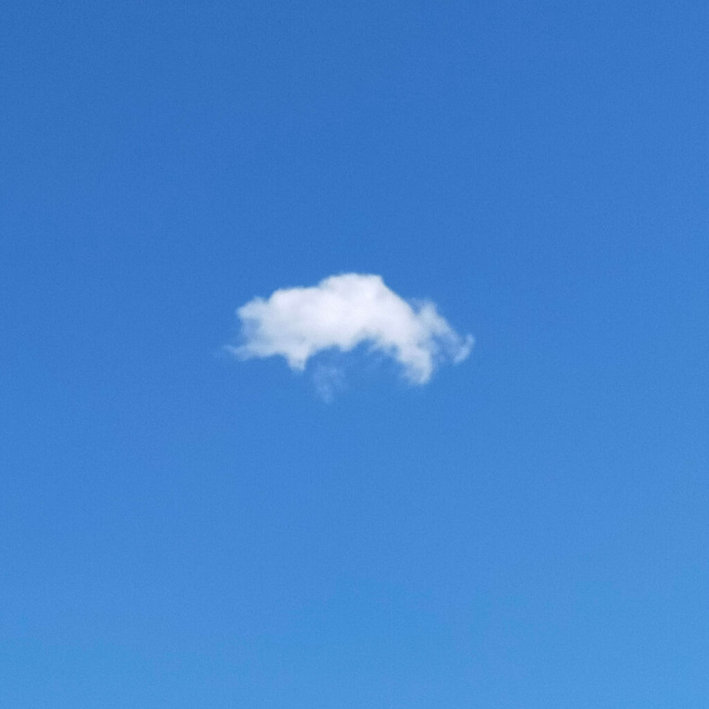 空に浮かぶ雲の写真